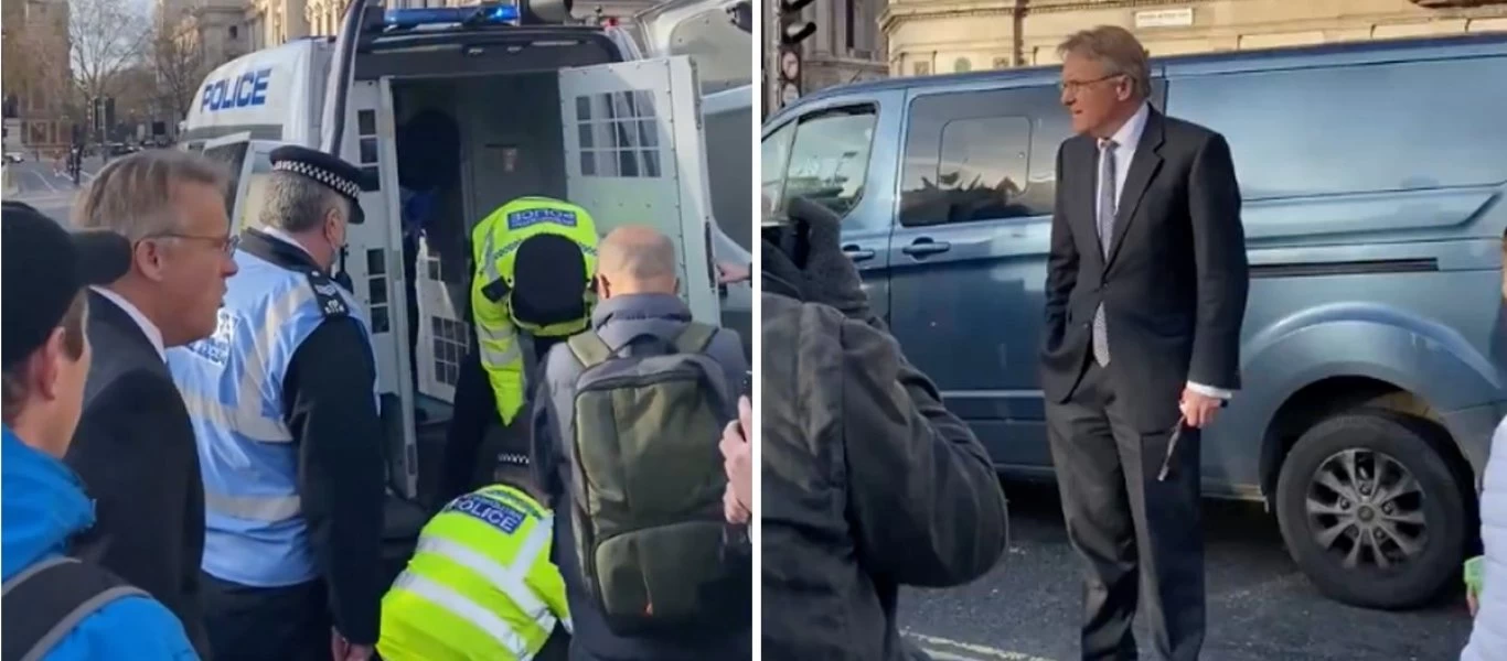 Βρετανία: Βουλευτής στο πλευρό ηλικιωμένης που την πήραν σηκωτή αστυνομικοί - Διαδήλωνε για το lockdown (βίντεο)